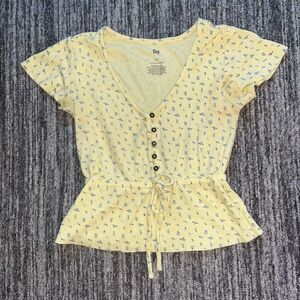 So‎ Women’s Size XS V Neck Peplum Top Yellow Short Sleeve Shirt Blouse Buttons